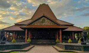 Keindahan Rumah Adat Jawa Tengah